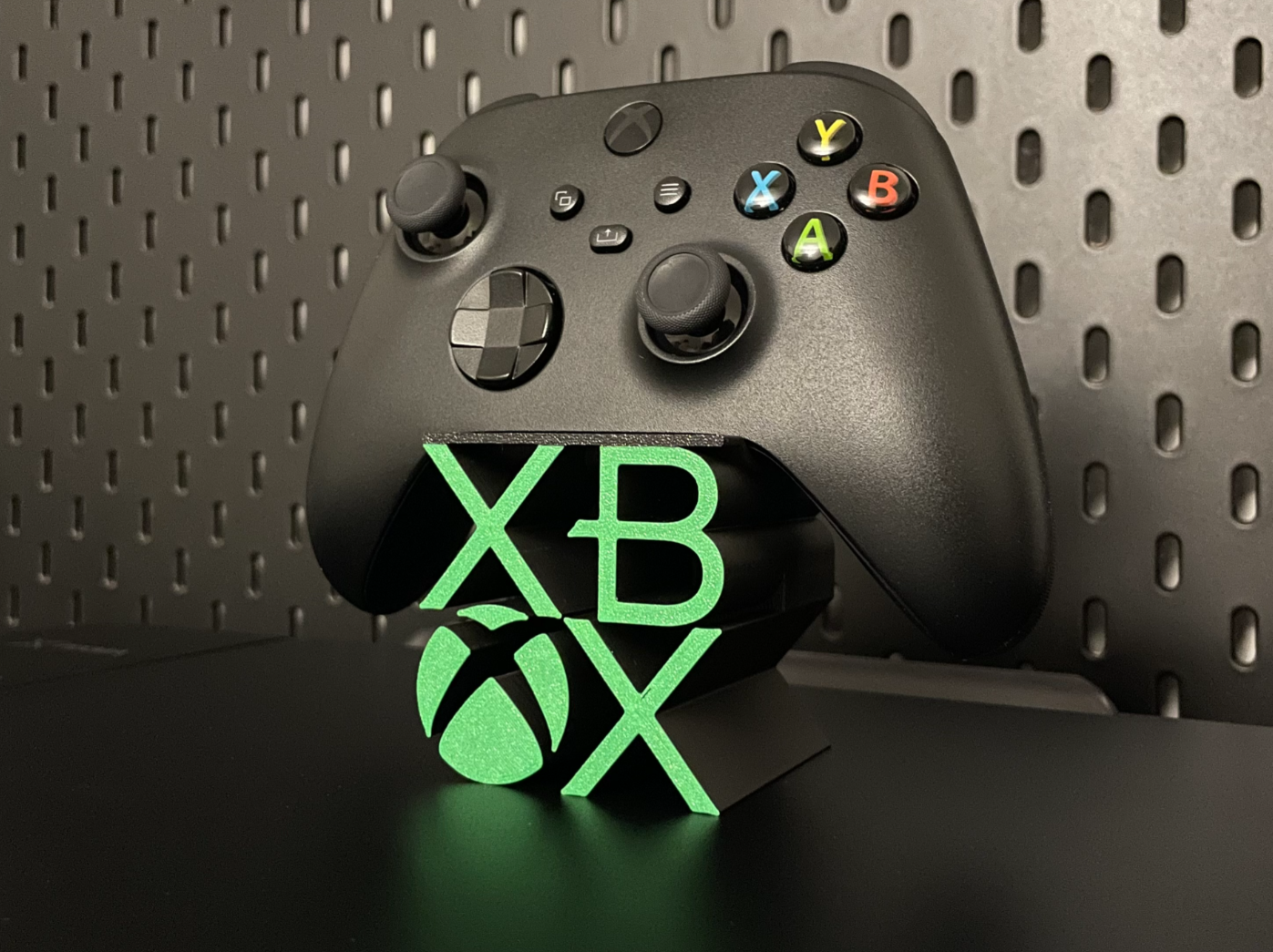 Suporte Decorativo para Comando Xbox – Estilo Gamer Icónico 🎮